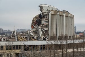 Крышу СКК демонтировали в спешке и с нарушением правил безопасности. Что стало известно об обрушении и гибели рабочего