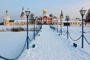 На Валдае — озера, в Торжке — колокольня, а в Старице — пещеры. Рассказываем, как организовать автопутешествие из Петербурга 🚗