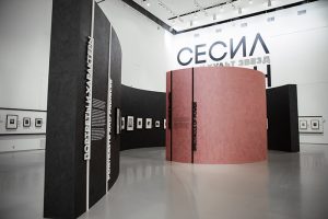 В Эрмитаже — выставка знаменитого светского фотографа Сесила Битона. Вот как устроена экспозиция со стеной из стекляруса и снимками Елизаветы II и Мерилин Монро