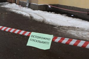 Еще одна петербурженка пострадала из-за падения наледи с крыши. Это случилось на Невском проспекте