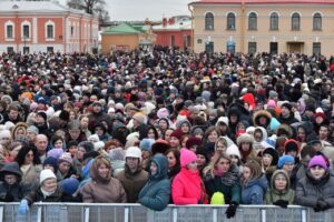 «Путин» из цветных шариков и концерт для бюджетников в Петропавловской крепости. Как в Петербурге отмечали годовщину аннексии Крыма