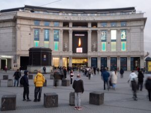 Цветы и свечи. Как Петербург скорбит по жертвам теракта в Красногорске — в девяти фотографиях