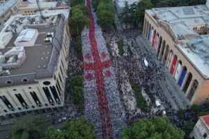 Что обещают политики перед выборами в Грузии: вступление в ЕС, визы для россиян и суд над главной оппозиционной партией. Разбор Paper Kartuli